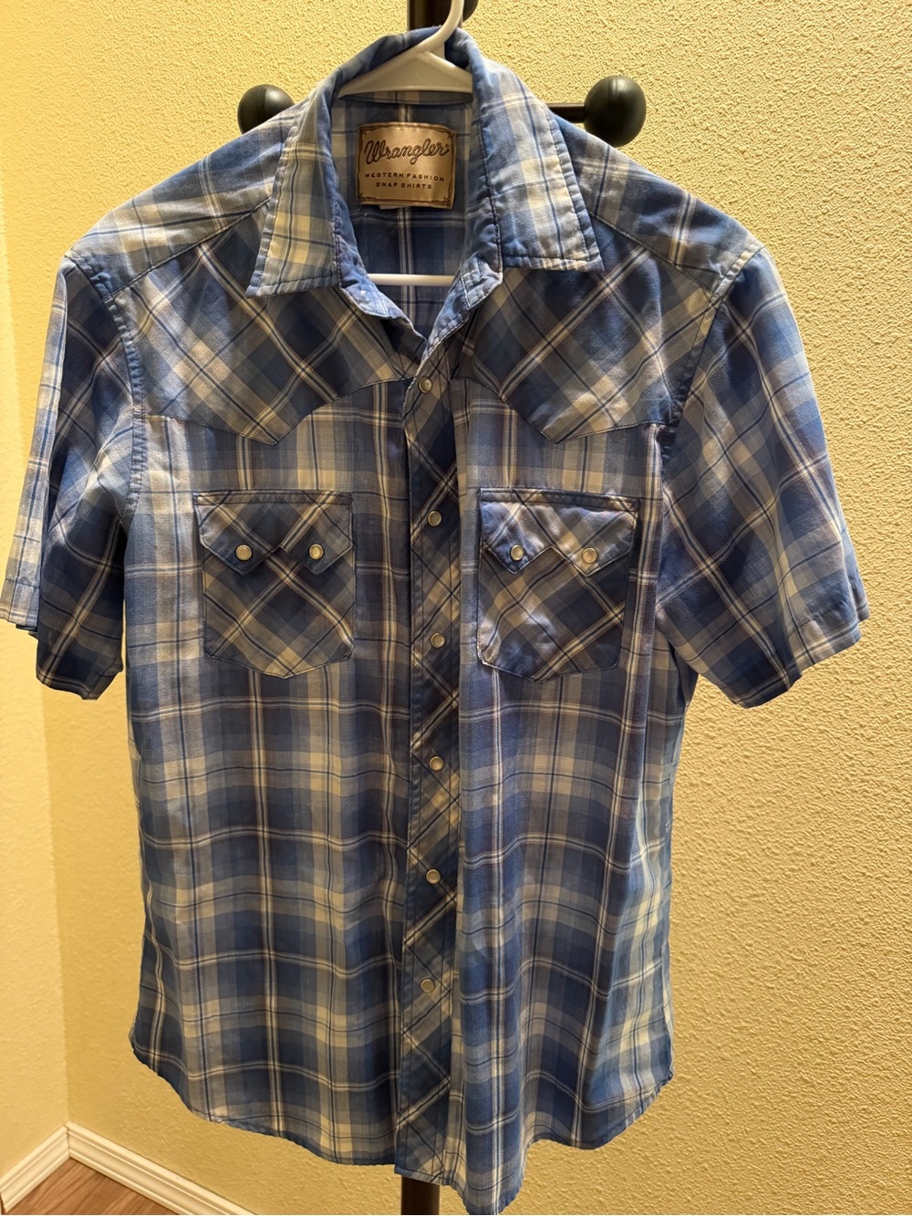 Wrangler Blue and White Plaid Short-Sleeve Button-Down Shirt